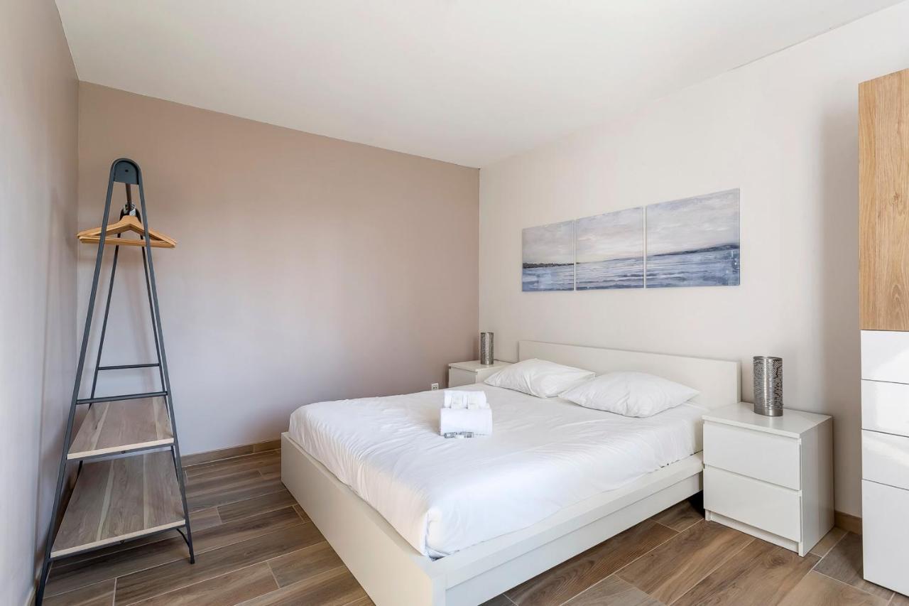 Suite Granges En Rez-De-Jardin Pour 4 Voyageurs 里昂 外观 照片